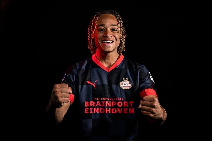 Xavi Simons muda de opinião: assina pelo PSV até 2027.Twitter/PSV