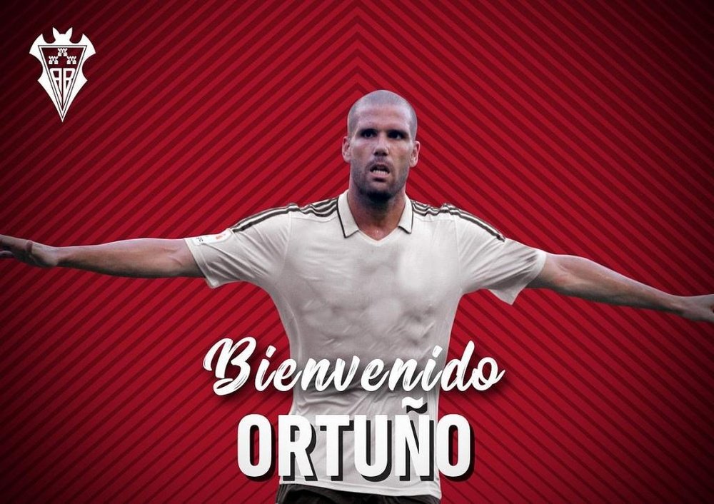 Ortuño firmó por tres temporadas. Twitter/AlbaceteBPSAD