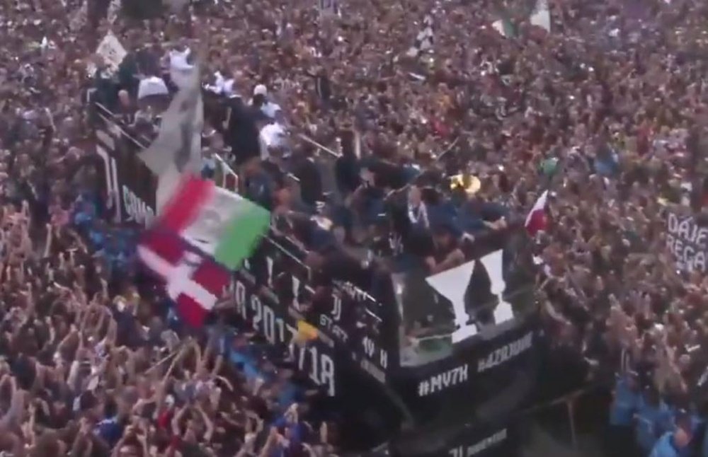 Juve paraded through the streets of Turin. Twitter/AleRoversi