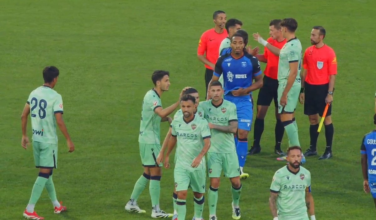 El Levante coge vuelo ante del estreno liguero. Youtube/AJAuxerre