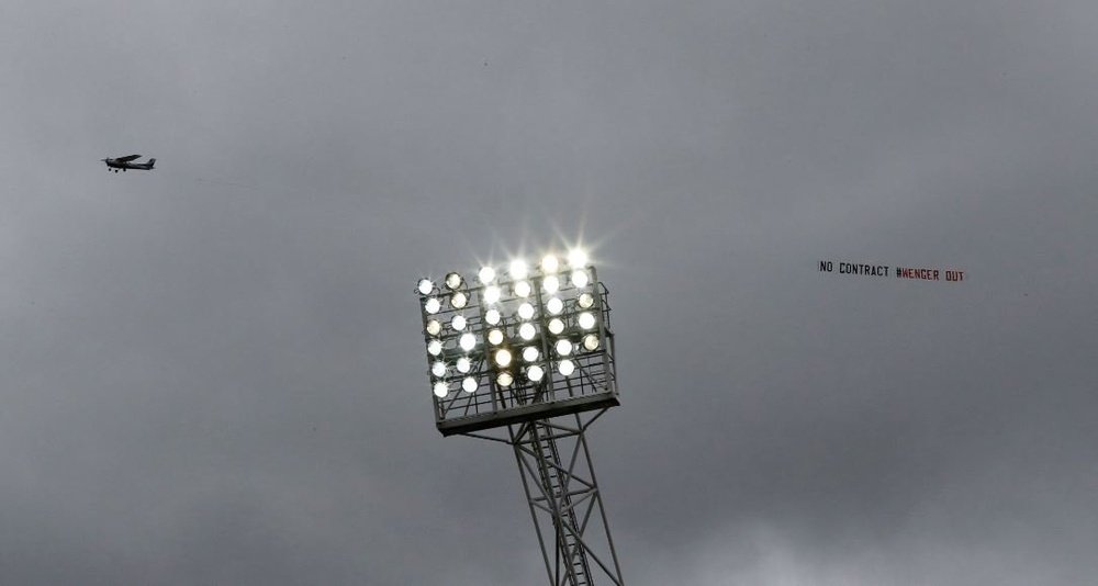 Pro and anti-Wenger factions take to the skies at Arsenal v West Brom. Twitter/ChrisWheatley