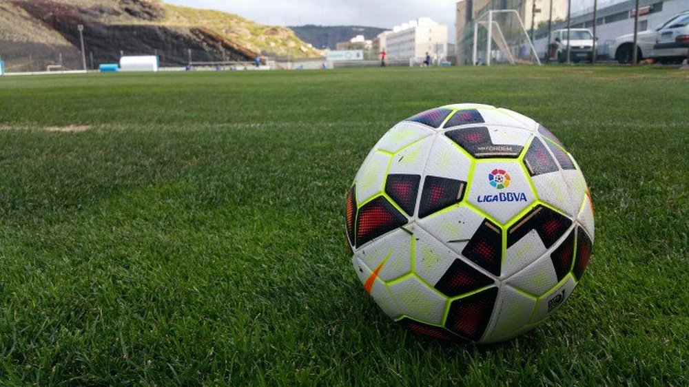 Imagen del balón de la LigaBBVA en un terreno de juego. Twitter