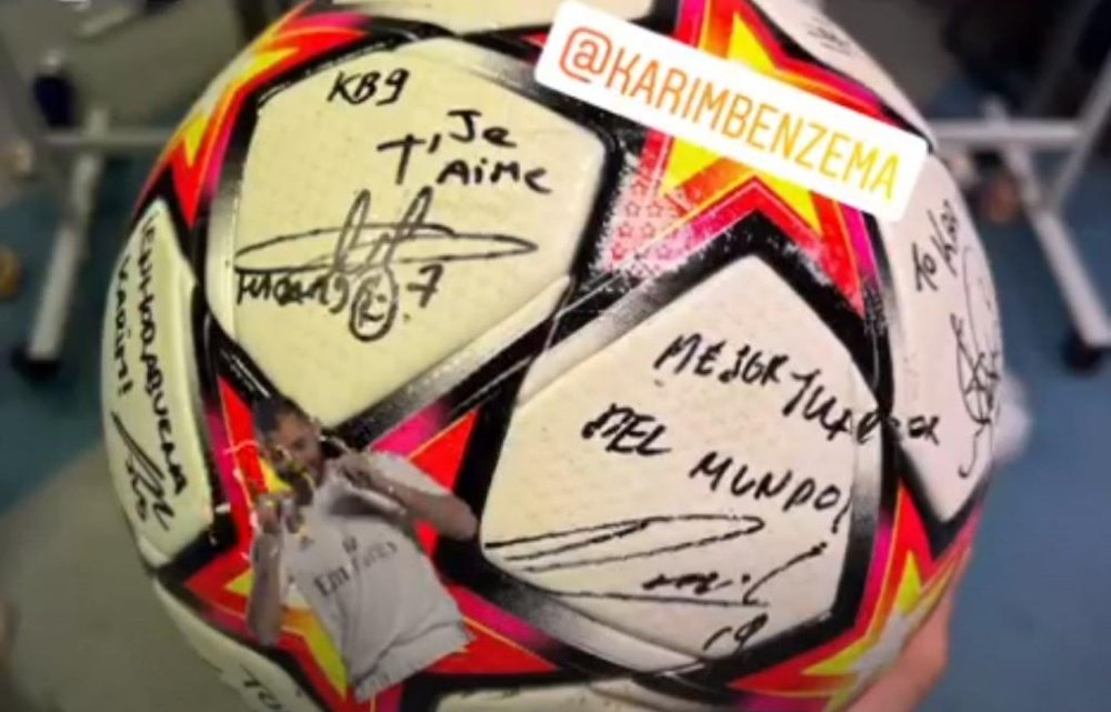 El balón que se llevó Benzema por su 'hat trick' ante el PSG. Captura/pedrobelonfisio