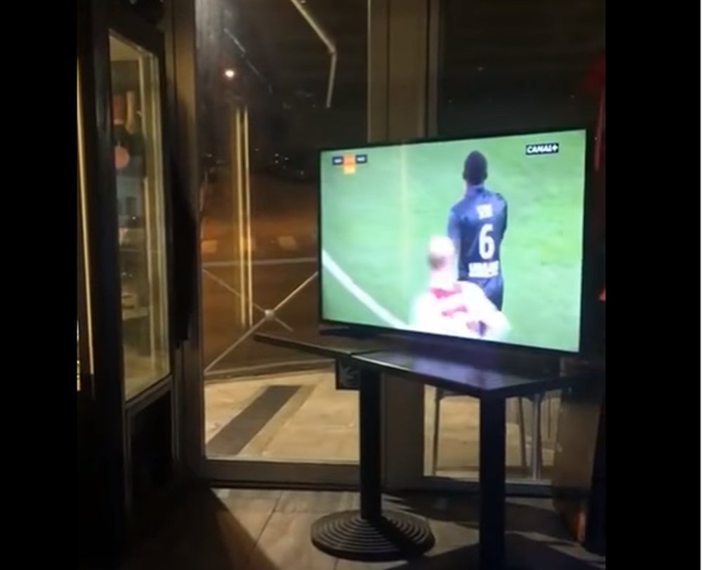 Balotelli vivió el partido del Niza junto a varios aficionados. Youtube