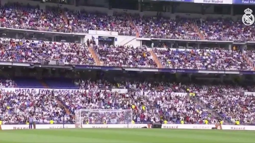 The Bernabéu is packed for Hazard's presentation. Captura/RealMadridTV