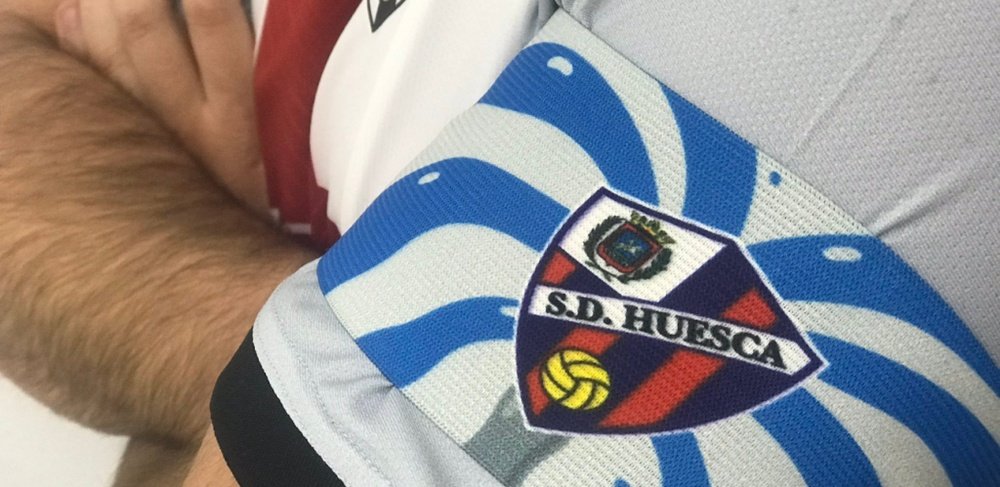 La SD Huesca acostumbra a homenajear a sus rivales con sus brazaletes. Twitter/SDHuesca