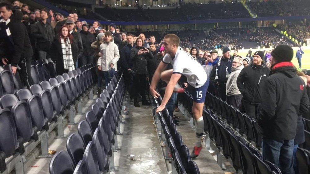 Eric Dier subió a la grada en mita de un partido de la FA Cup. Captura/SkySports