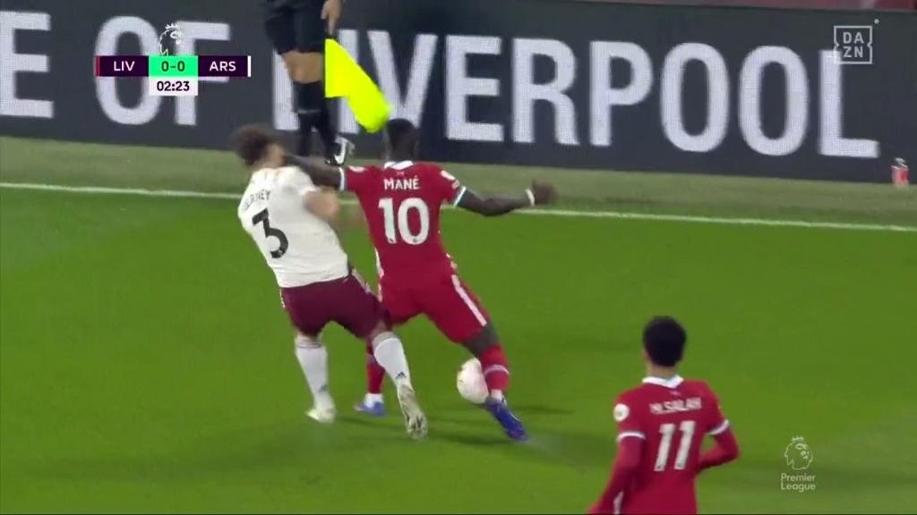 Liverpol-Arsenal card controversy. Screenshot/DAZN