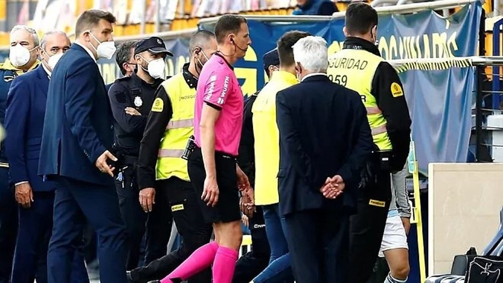 Medié Jiménez advirtió con expulsar a todos los jugadores del Villarreal. EFE