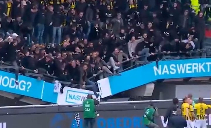 Se rozó la tragedia en la Eredivisie: ¡se hundió la grada con varios aficionados en ella!