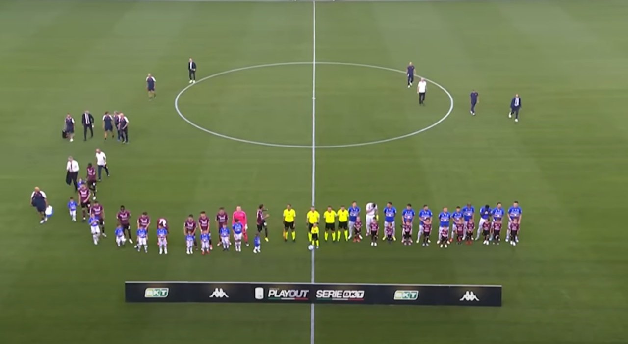 La plantilla de la Salernitana sufrió una intoxicación alimenticia. Captura/Youtube/SerieB