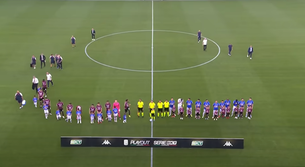 La permanencia en la Serie B se complica para la Salernitana. Tras perder por 2-0 el duelo de ida del 'play out' ante la Sampdoria, el cuadro de Salerno sufrió una intoxicación alimenticia. Con varios jugadores afectados, la entidad ha pedido a la Serie B aplazar el duelo de este viernes.