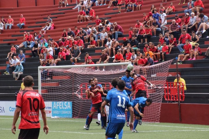 El Mensajero vuelve a la 'zona roja' tras fallar un penalti ante el Arenas