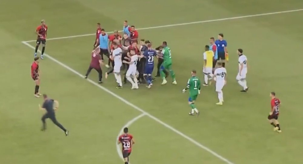 El Paranaense-Curitiba terminó con una batalla campal. Captura/GloboEsporte