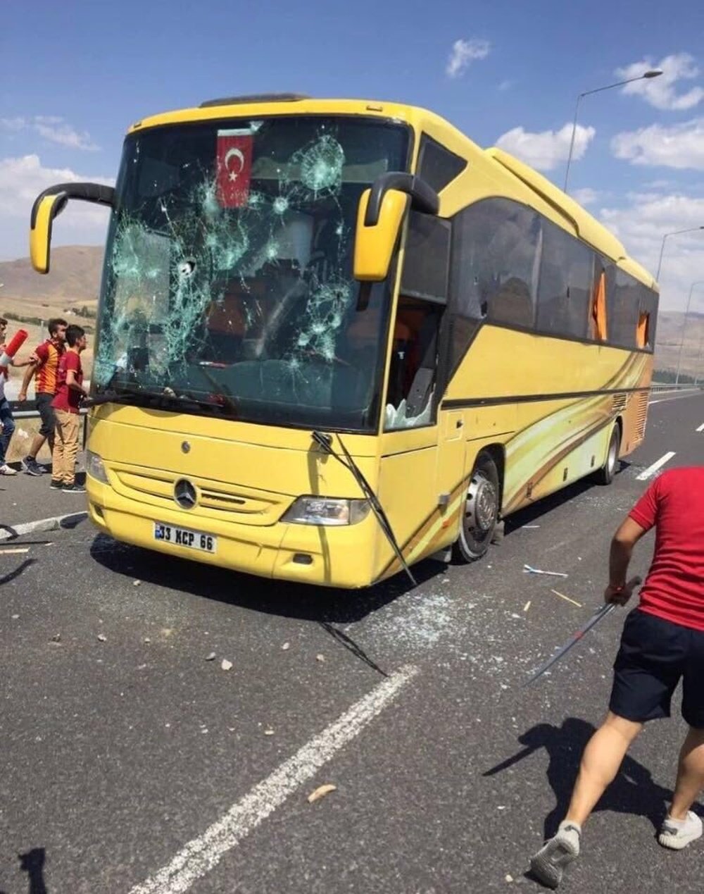 Imagen del estado en el que quedó el autobús que transportaba seguidores del Besiktas y que fue atacado por hinchas del Galatasaray. Fanatik