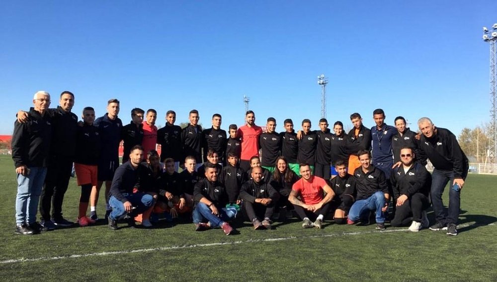 Dabur, Chicharito y Ocampos departieron con los jóvenes israelíes. SevillaFC