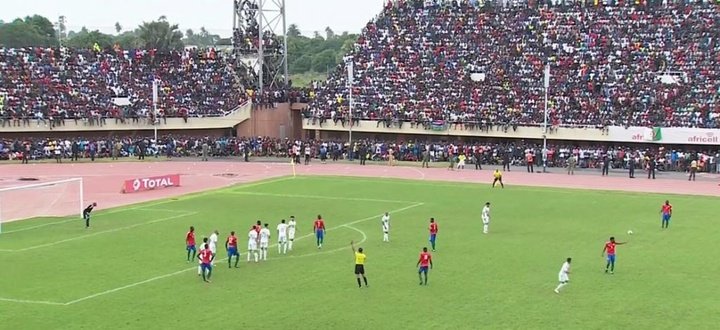Gambia - Algeria: 40,000 fans pack into 25,000 seat stadium