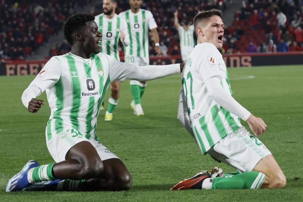 Assane Diao celebra con Sergi Altimira el gol de este en Mallorca que dio el triunfo al Real Betis esta temporada.- Efe