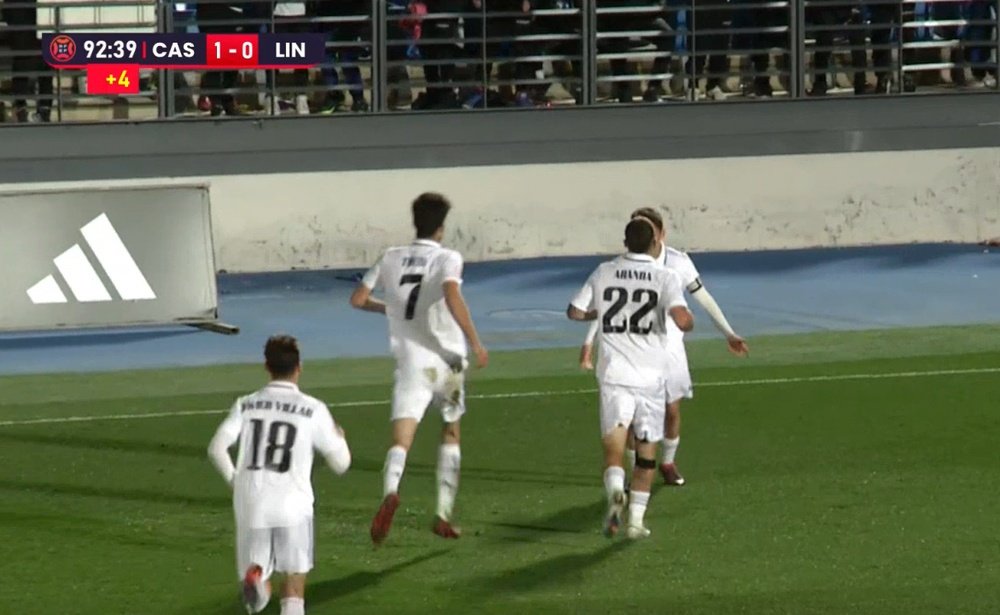 El Castilla asaltó el liderato ante el Linares. Captura/InSports