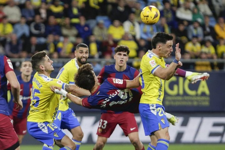 Imagen del gol de chilena de Joa Félix en el Cádiz-Barcelona. EFE
