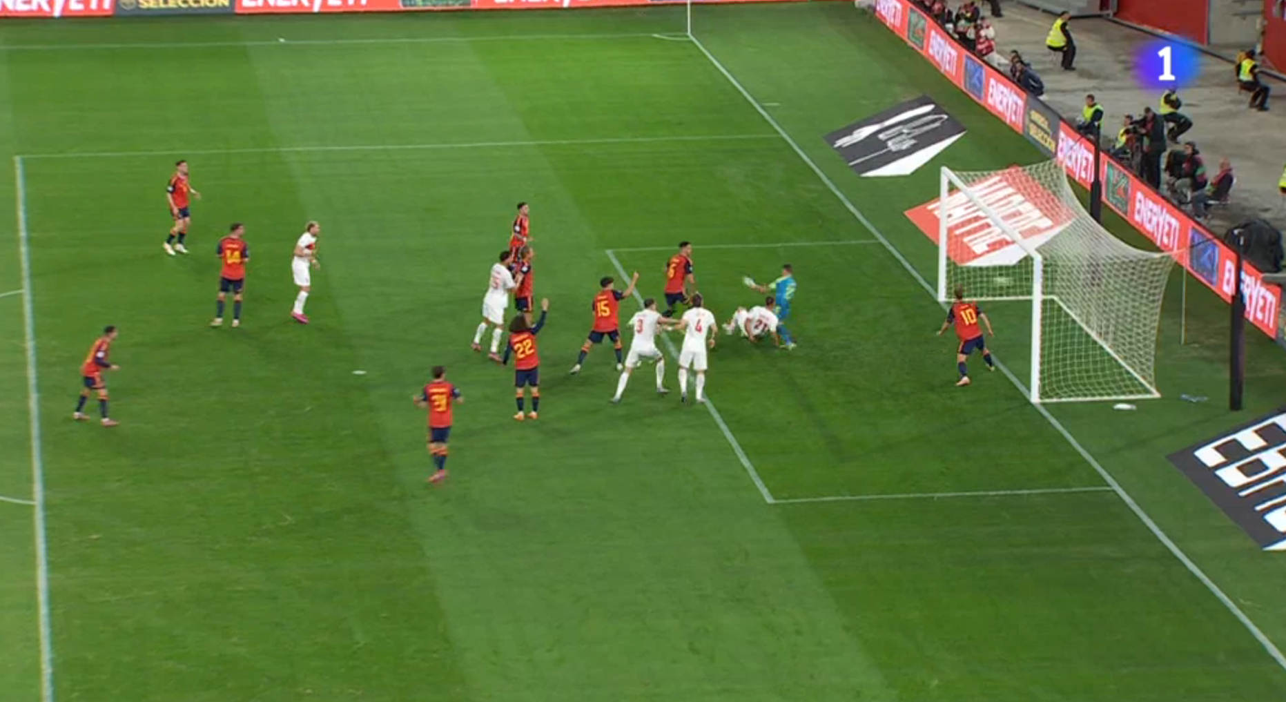 Dani Olmo marca o 1º e o 100º gol sob comando de De la Fuente