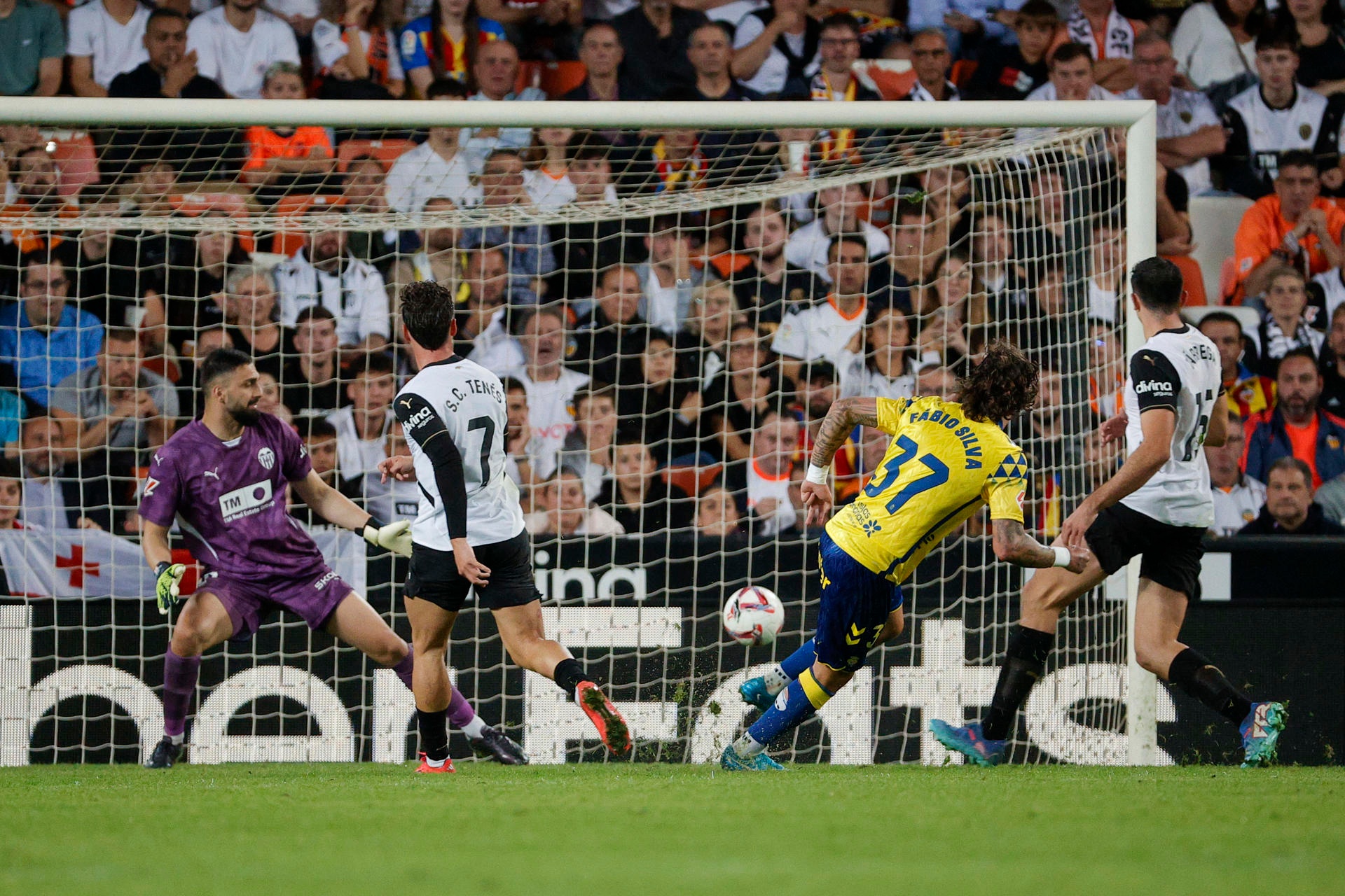 El Valencia-Las Palmas, el partido con más amarillas de la 24-25 con 12. EFE