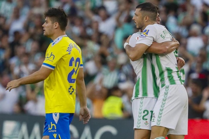Imagen del gol de Guido Rodríguez ante el Cádiz. EFE
