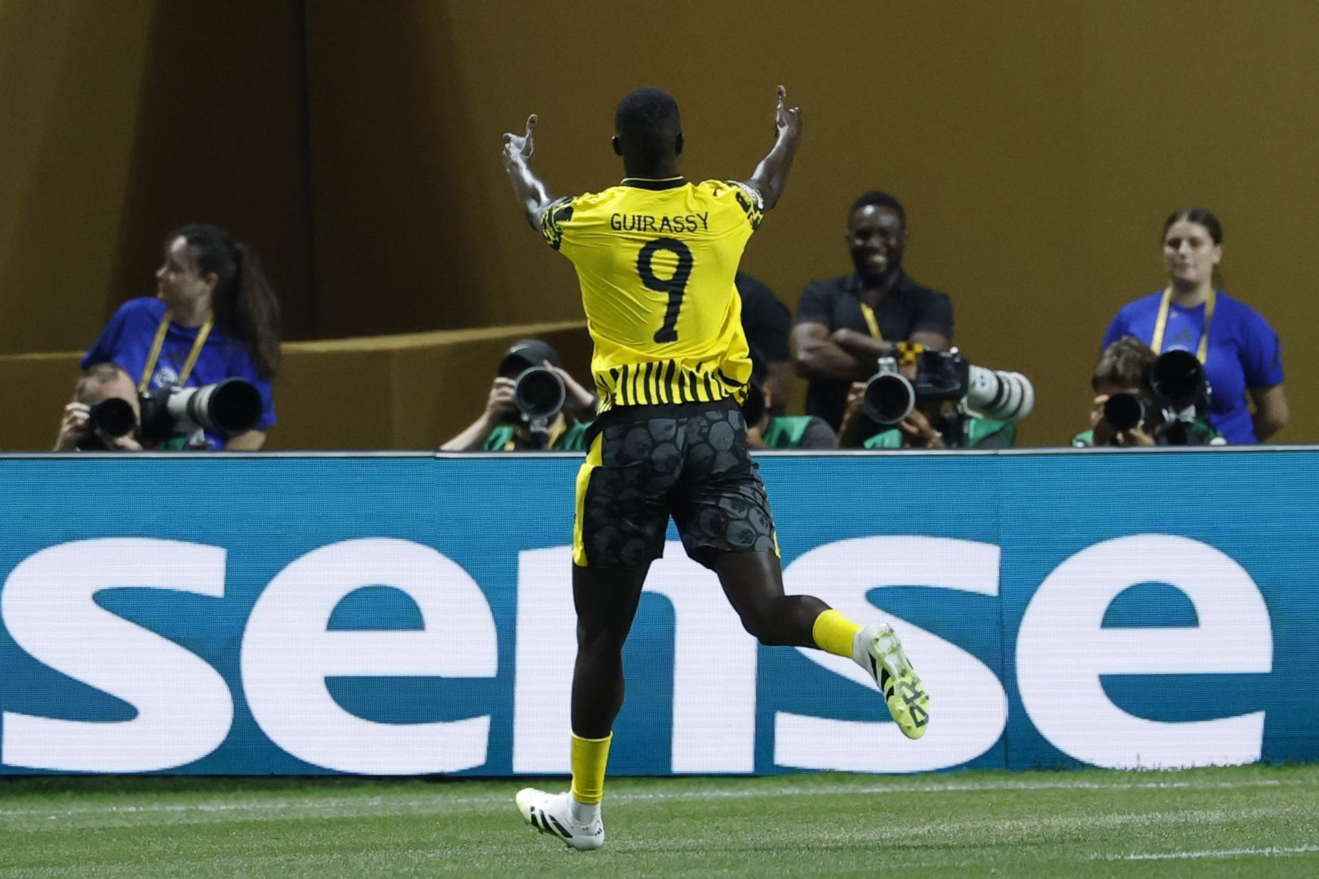 El Borussia venció por 2-1 a Monterrey. EFE