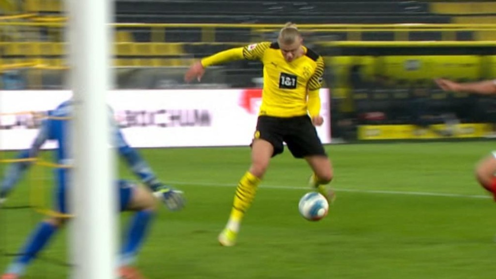 Haaland hizo el 3-0 para el Borussia. Captura/Vamos
