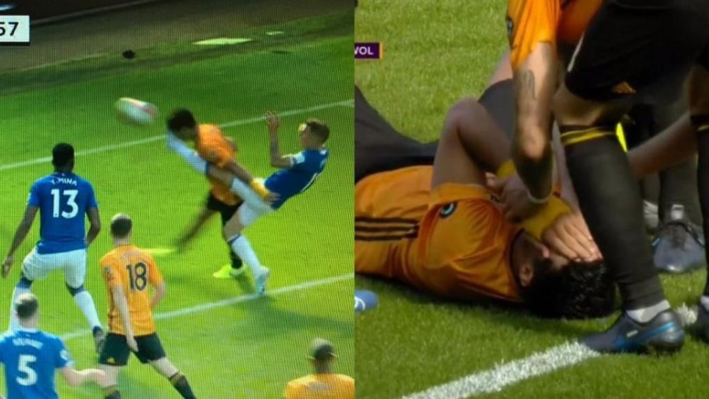 Raul Jimenez got kicked in the face whilst equalising for Wolves. Captura/DAZN