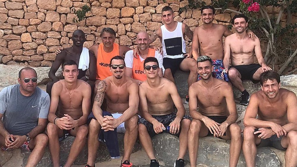 Imagen del grupo de jugadores que disputaron un partido en Ibiza junto a Verratti e Ibrahimovic.