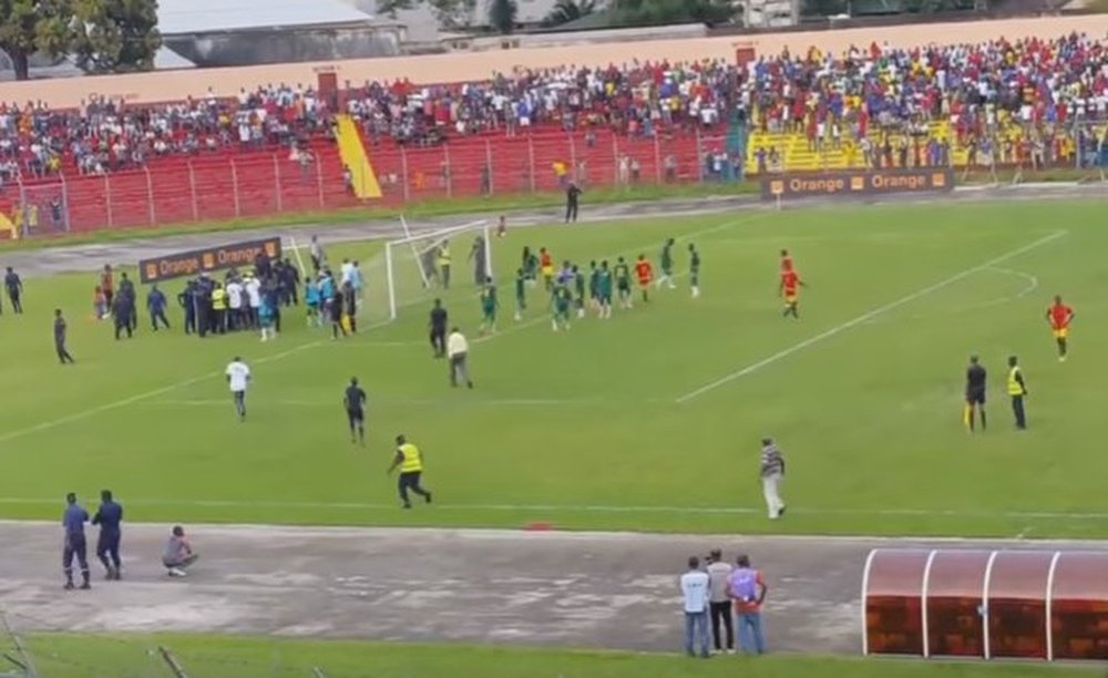 Guinea paró el partido porque el esférico no entraba a causa de fuerzas externas... @VICEsportsES