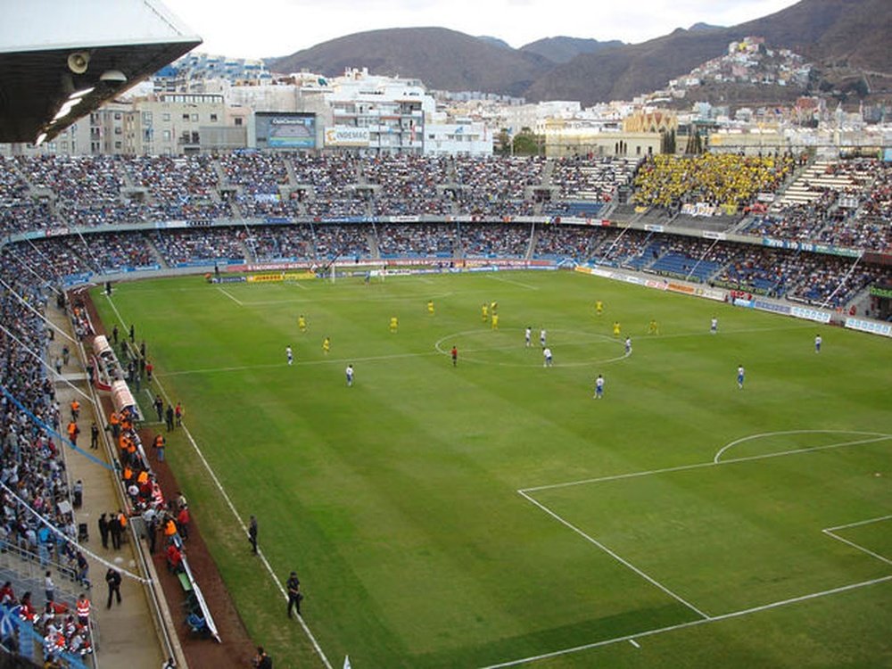 La afición del Tenerife protagonizó un lamentable incidente ante el Huesca. EFE/Archivo