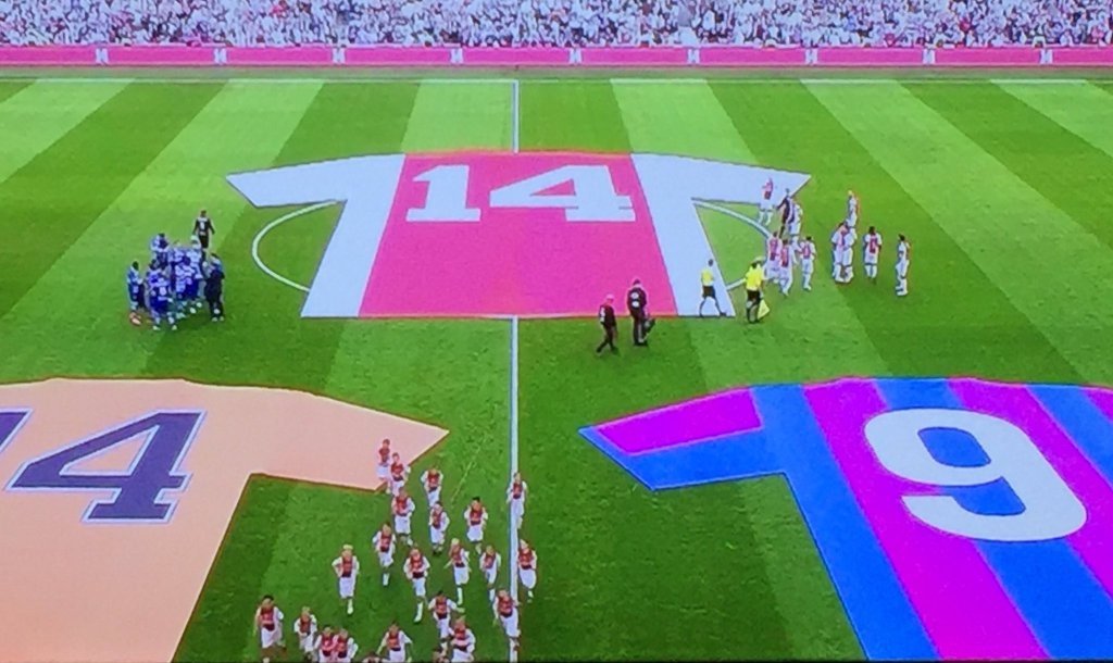El Ajax rinde un emotivo homenaje a Cruyff
