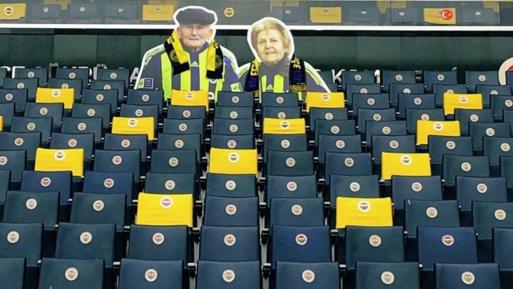 Fenerbahçe's tribute to a couple that has passed away. Twitter/Mayk_daje02