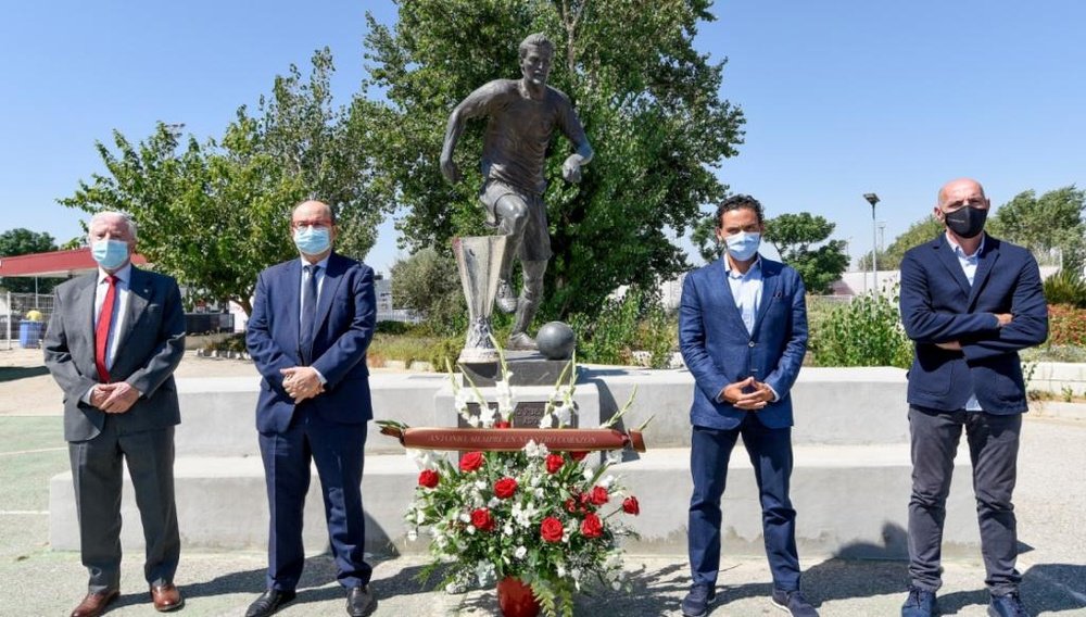 Ofrenda floral en la estatua de Antonio Puerta. Twitter/SevillaFC