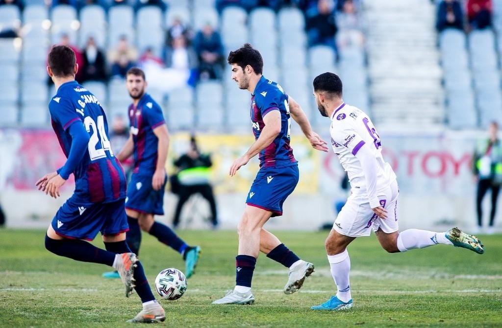 El Levante, bajo mínimos en Jaén: dos expulsados y un lesionado