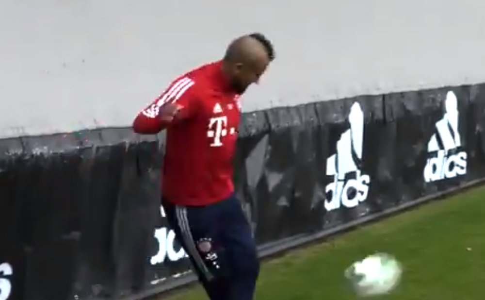 Vidal se lució en el entrenamiento del Bayern. Captura/FCBayern