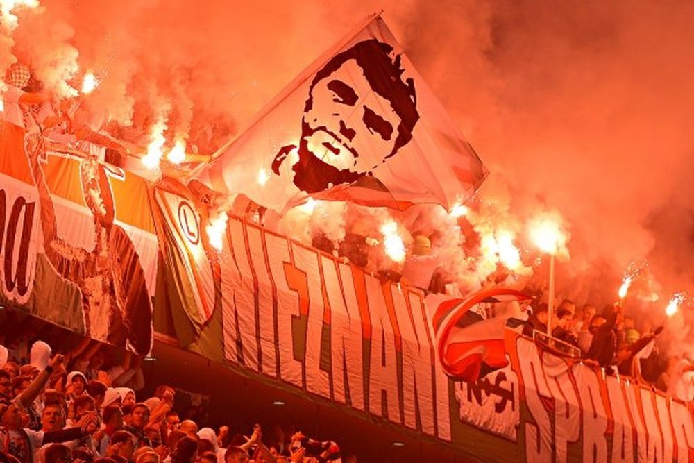 La afición del Legia incendia el estadio para animar a los suyos. Twitter