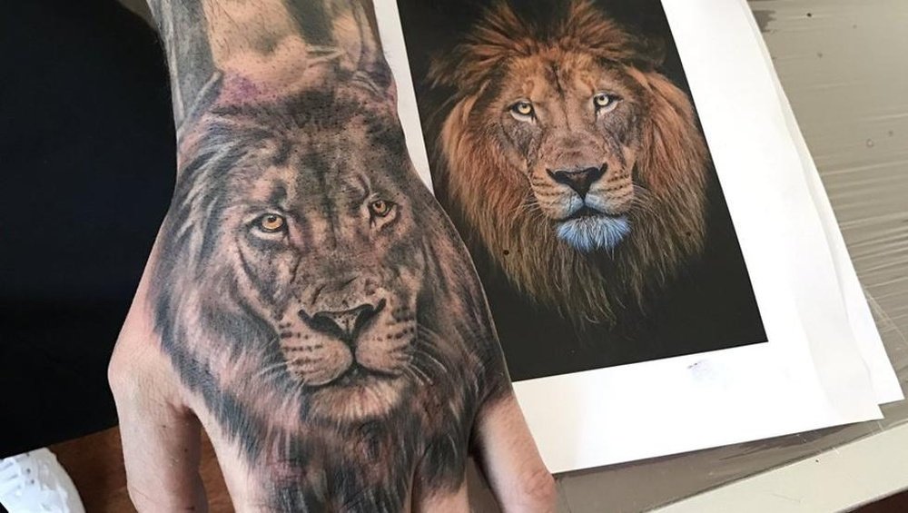 Imagen del león que se tatuó Iago Herrerín en el dorso de la mano izquierda. Twitter