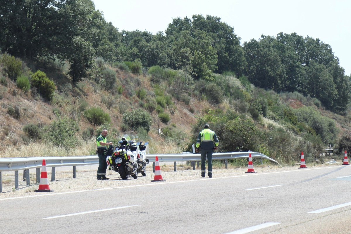 La carretera presenta numerosos baches y boquetes. EFE