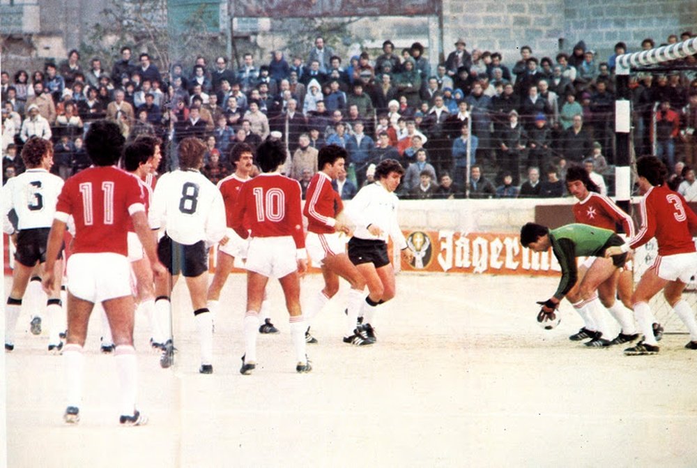 Imagen del Malta-Alemania de 1979, disputado en un campo con arena de playa.