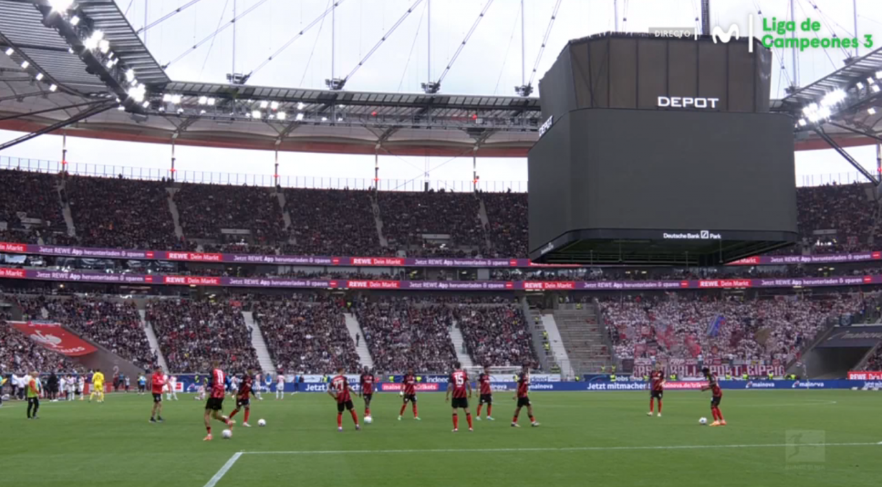 El Eintracht de Frankfurt-RB Leipzig de la última jornada de la Bundesliga se detuvo durante varios minutos. La razón, una reacción en cadena que propició el humo de las bengalas y que acabó con el videomarcador aéreo casi en el césped tras haber descendido desde el techo del estadio.