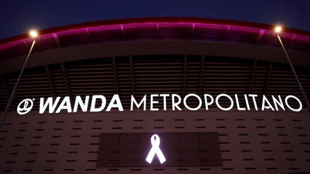 El Atlético se sumó a la lucha contra el cáncer de mama iluminando de rosa el Metropolitano. EFE