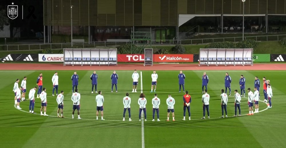 Alvaro Morata and Pau Torres did not train on the pitch with their teammates. Twitter/SeFutbol