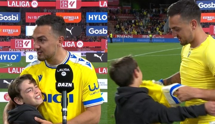 Más que fútbol: Escalante regaló su camiseta a un niño que lloraba desconsolado