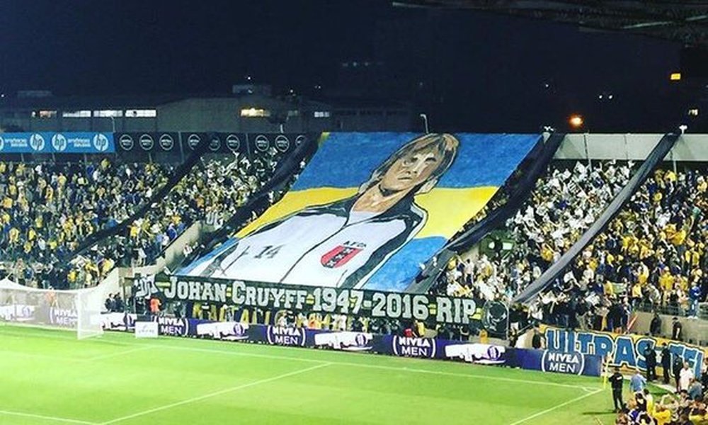 Imagen del mosaico que presentó el Maccabi en homenaje a Cruyff. @JordiCruyff