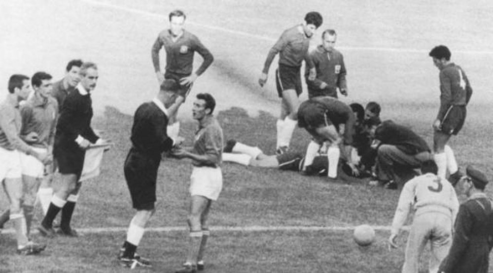 Imagen del partido entre Chile e Italia de 1962, conocido como 'la batalla de Santiago'. GolCaracol