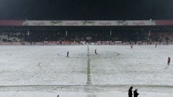 El encuentro correspondiente a la Copa Turca dejó una de las imágenes de la jornada, con el campo absolutamente nevado.