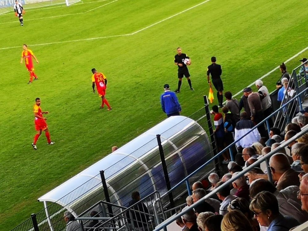 Un arbitre s'est blessé et le 'speaker' a fait une annonce dans le stade. twitter FranceBleuBzh